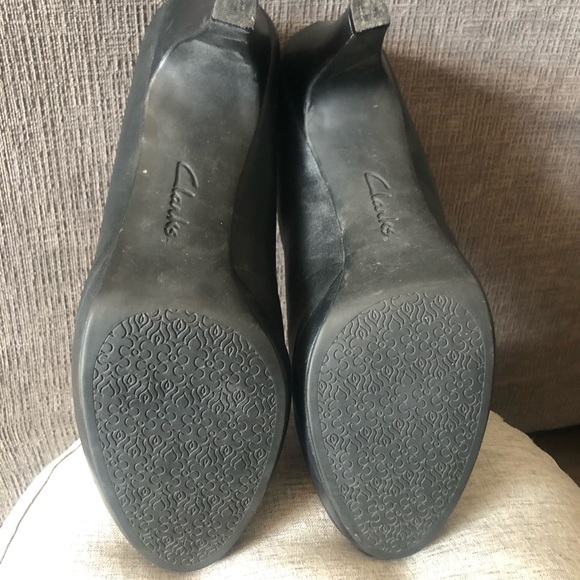 Stylish meet comfort! Previously loved Clark’s pumps. - Picture 3 of 6